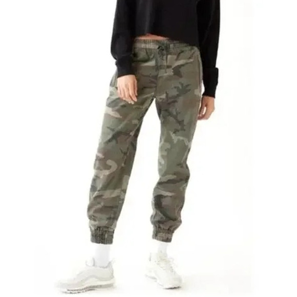 Aritzia's Tna Women's High Waisted Camouflage Alix Jogger Pant Green Size S - Picture 1 of 11